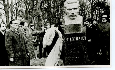Juhan Liivi büsti avamine Alatskivi Keskkoolis  similar photo