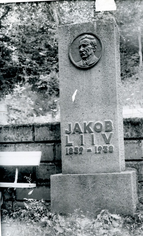 Jakob Liivi hauasammas Rakvere kalmistul