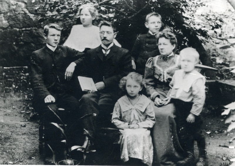 Jakob Liiv perekonna keskel