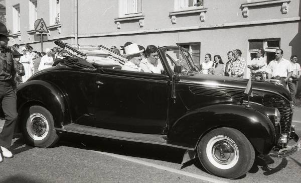 Photo-negative. Tartu Laulupidu 1990. Richard Ritsing opened a song-up train in an old car.