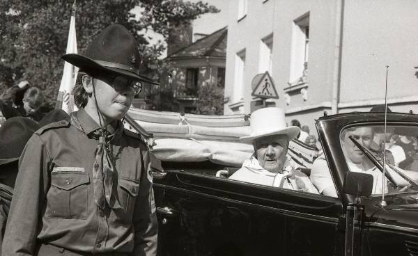 Photo-negative. Tartu Laulupidu 1990. Richard Ritsing opened a song-up train in an old car.