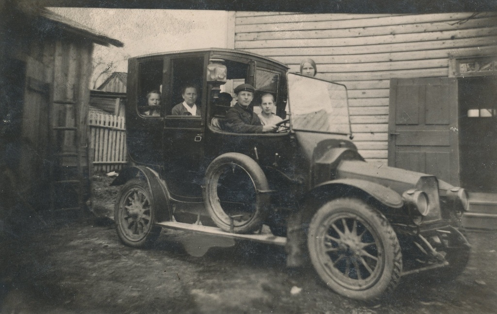 Photo. Alaveer, J., with his family, was bought by photographer g. Zop in 1922.