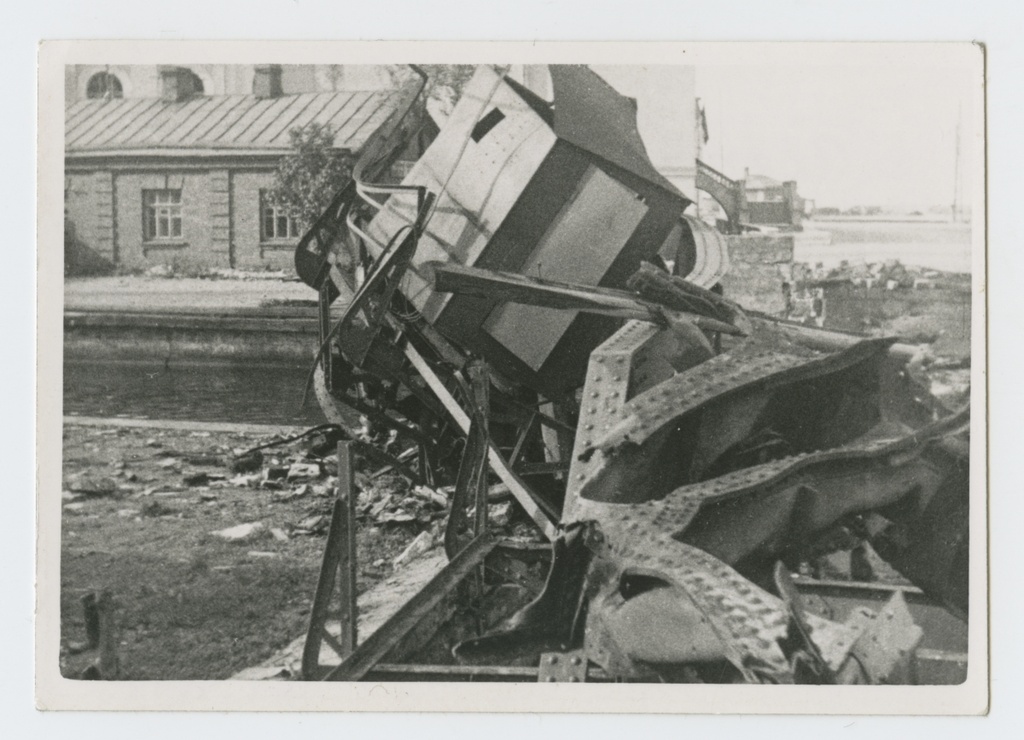 18.05.1944 crashed electric crane no.8 in the port of Tallinn