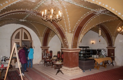 The wizards of the vestibule of Kirna Manor. The main building was built on the first half of the 19th century, the vestibular was built in pseudogotic style. In the middle of the beach wears a ship generation, witches with decorated stunts. On the left side of the rear, the right side of the piile. The last apple in the manor was Baroness Pilar v. Pilchau. rephoto