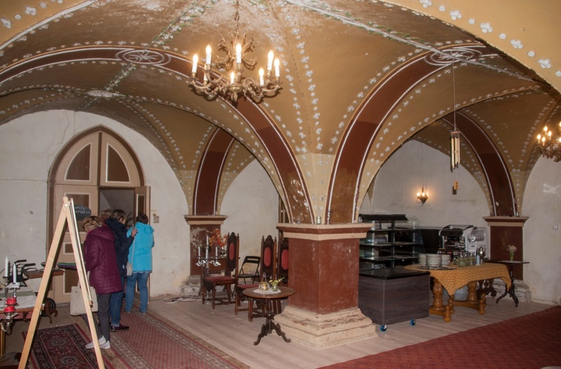 The wizards of the vestibule of Kirna Manor. The main building was built on the first half of the 19th century, the vestibular was built in pseudogotic style. In the middle of the beach wears a ship generation, witches with decorated stunts. On the left side of the rear, the right side of the piile. The last apple in the manor was Baroness Pilar v. Pilchau. rephoto