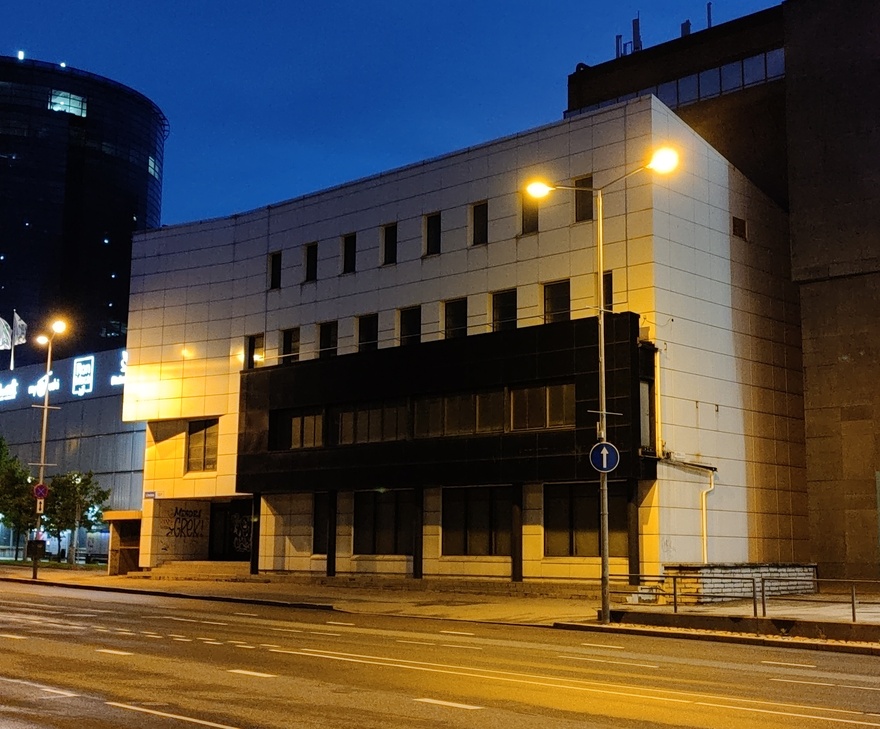 Ärihoone, laohoone ümberehitus Tallinnas, eestvaade. Arhitekt Andres Siim rephoto