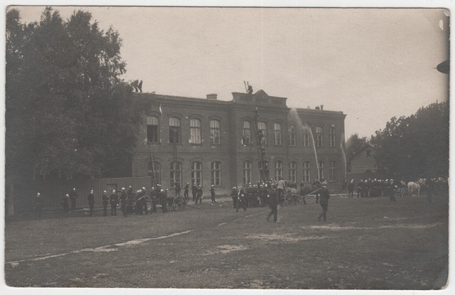 Iii National Firefire Congress in Pärnu, studied with water flows at the two-storey building in 1921.