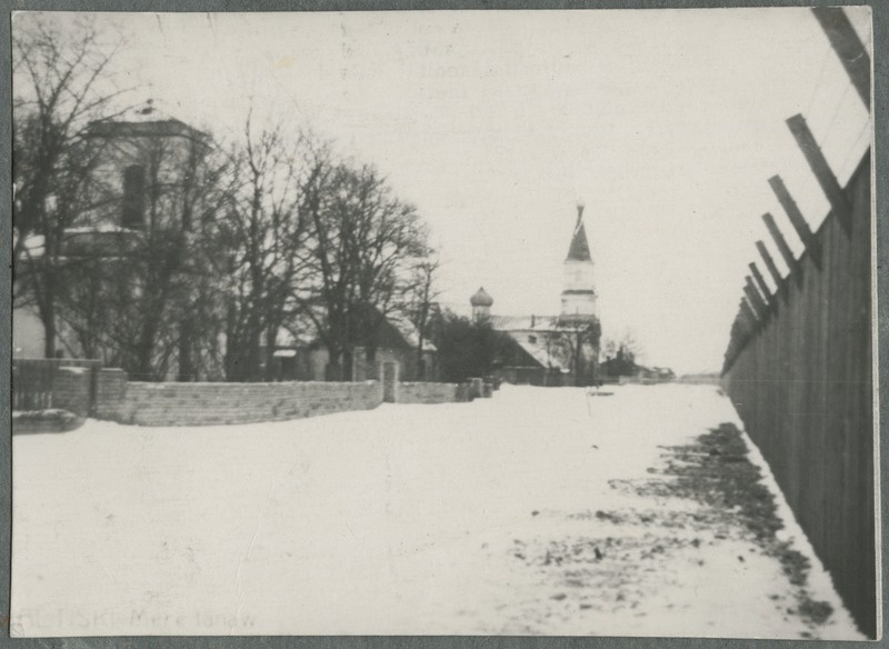 Reprofoto. Paldiski Mere tänav. Vasakul Paldiski Nikolai kirik, tagapallani Püha Georgi kirik, paremal  1921-1926. aastani eksisteerinud vabasadama plankaed.