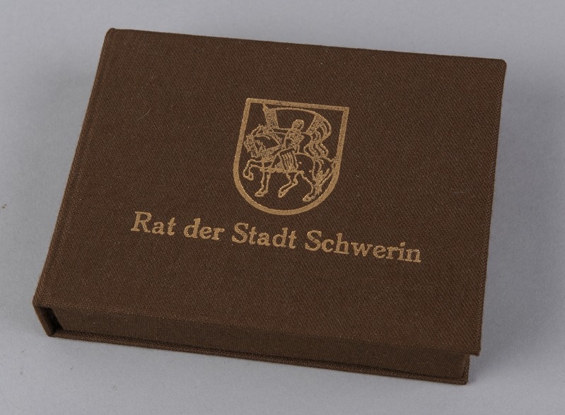 Karp "Rat der Stadt Schwerin" fotodega Tallinna delegatsiooni ametlikust külaskäigust Schwerini 11 - 14. juuni 1989. a.