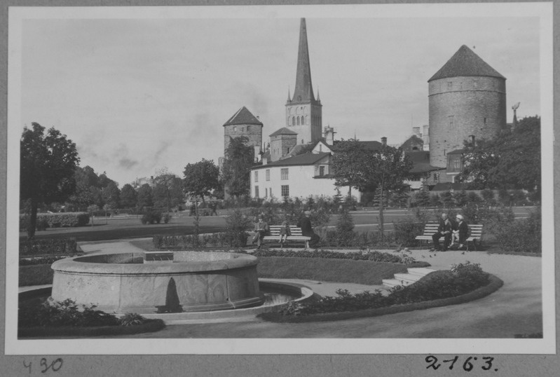 Tallinn. Purskkaev tornide väljakul.