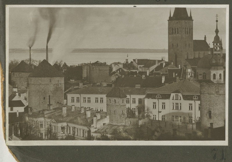 Tallinn. Vaade Oleviste kirikule ja Tornide väljakule Patkuli vaateplatvormilt.