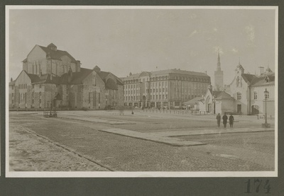 Tallinn. Vaade Tallinna saksa teatri hoonele ja Saarineni majale.  duplicate photo