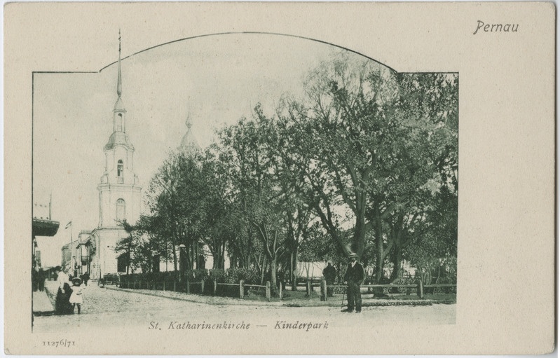 Pärnu Vee tänav, esiplaanik Lastepark, Taga Pärnu Suurmärter Katariina kirik