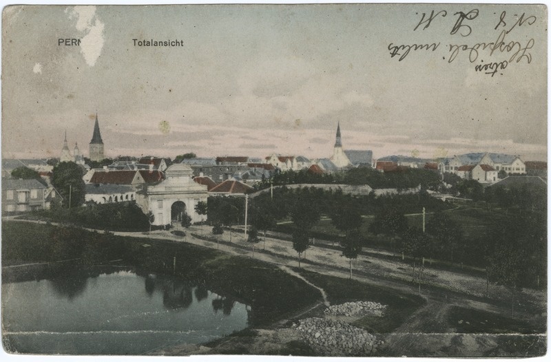 Pärnu, Vaade linnale, esiplaanil Tallinna värav