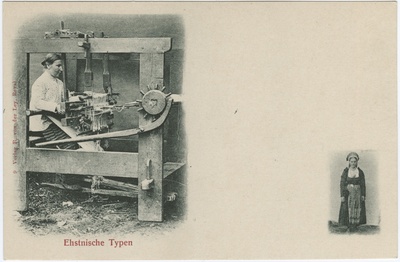 Postkaart sarjast "Eesti tüübid". Kanga kudumine täisraamtelgedel. Pildil Mari Jõrss. Harju - Jaani kihelkond, Peningi vald, Kalesi küla. Parempoolsel fotol rahvariietes naisterahvas.  duplicate photo