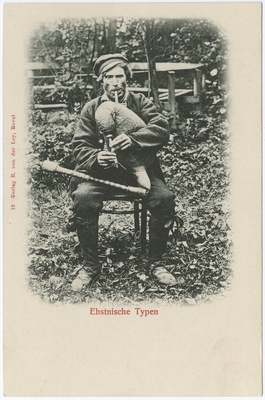 Postkaart sarjast "Eesti tüübid" (Estnische Typen). Torupillimängija Tiisu Hindrik Hiiumaalt  duplicate photo