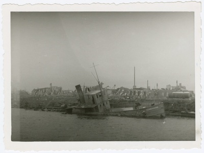 Purustatud Tartu 1944.a. Uppunud laev Emajõe kaldal.  duplicate photo
