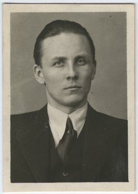 Valfrid Saar Hendriku poeg, sündinud 1914. 1940 kohtuministri abi, hävituspataljoni komissar, langes Pärnu lähedal 1941.  duplicate photo
