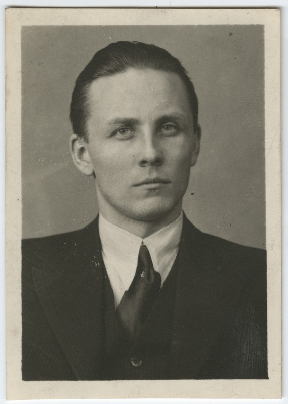 Valfrid Saar Hendriku poeg, sündinud 1914. 1940 kohtuministri abi, hävituspataljoni komissar, langes Pärnu lähedal 1941.