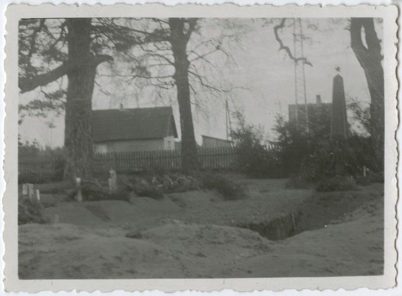 Elva sõjaohvrite ühiskalmistu (53 mõrvatut) 1944.a.