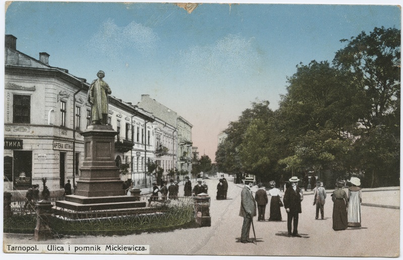 Tarnopol (Ternopil).  Mickiewiczi tänav ja monument.
