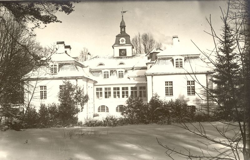 Photo .The manor building of the Taeva in the 1930s.