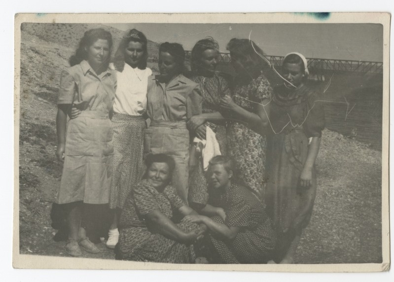 Grupipilt: naised vangilaagris - Hilda Sauram, Miralda Vasemägi, Tiina Sauram, Erika Pilt, Elli Sauvere, all: Salme Must, Ella Tedrenin