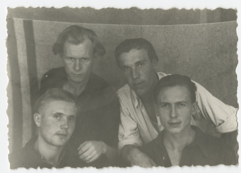 Grupipilt: eestlased Siberis - neli noormeest Rudnikus