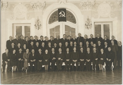 Grupipilt: Eesti NSV täitevkomiteede esimeeste ja sekretäride kursustest osavõtjad koos valitsuse liikmetega Kadrioru lossis  duplicate photo