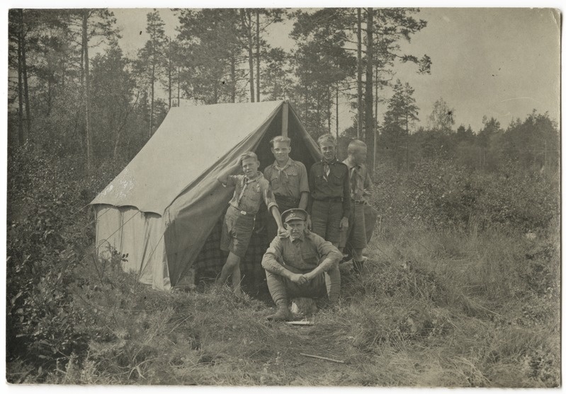 Grupipilt skaudilaagris: skaudid telgi ees