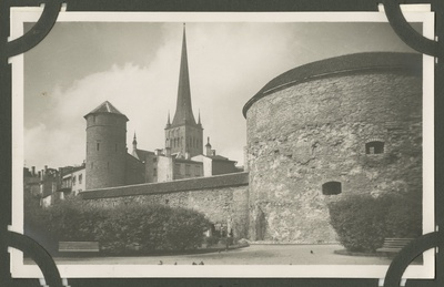 Tallinn, Margareeta aed (Suure Rannavärava bastionil). Vasakul Stoltingi torn, paremal Paks Margareeta, keskel paistab Oleviste kiriku torn.  duplicate photo