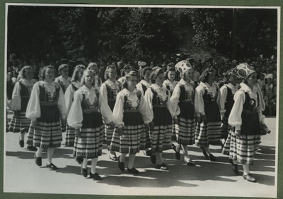 XII üldlaulupidu 28.-29. juunil 1947, Tallinnas.
12. üldlaulupeo osalised rongkäigul. Rahvariietes naised kõndimas rongkäigul, tagaplaanil näga rongkäigu pealtvaatajaid.  duplicate photo