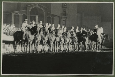 XII üldlaulupidu 28.-29. juunil 1947, Tallinnas.
Leo Kalmeti lavastatud vabaõhuetendus "Lembitu" Juhan Sütiste draama "Ristikoerad" ainetel Tallinna laululaval. Hobustel mehed rivistatud lava ette. Taustal paistab Tallinna vana laululava koos rõduga.  duplicate photo