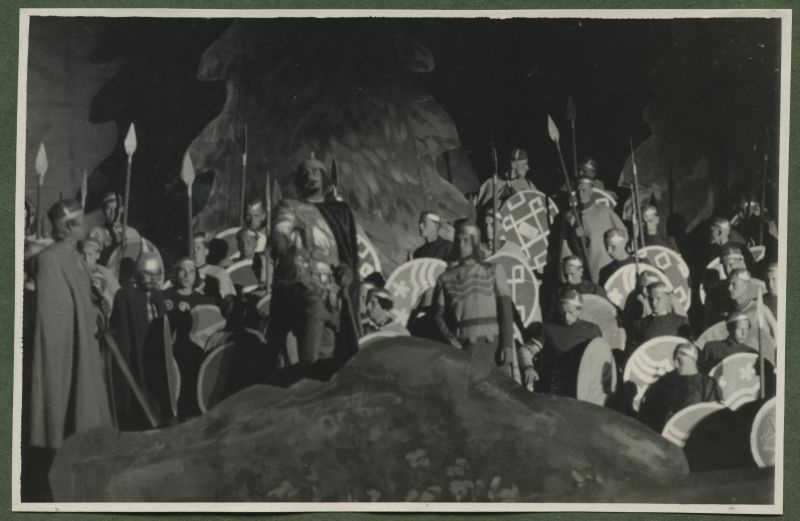 XII üldlaulupidu 28.-29. juunil 1947, Tallinnas.
Leo Kalmeti lavastatud vabaõhuetendus "Lembitu" Juhan Sütiste draama "Ristikoerad" ainetel Tallinna laululaval. Piikide ja kilpidega varustatud sõjamehed.