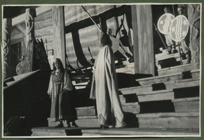 XII üldlaulupidu 28.-29. juunil 1947, Tallinnas.
Leo Kalmeti lavastatud vabaõhuetendus "Lembitu" Juhan Sütiste draama "Ristikoerad" ainetel Tallinna laululaval.
Näitlejad puidust laval.  duplicate photo