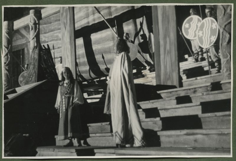 XII üldlaulupidu 28.-29. juunil 1947, Tallinnas.
Leo Kalmeti lavastatud vabaõhuetendus "Lembitu" Juhan Sütiste draama "Ristikoerad" ainetel Tallinna laululaval.
Näitlejad puidust laval.