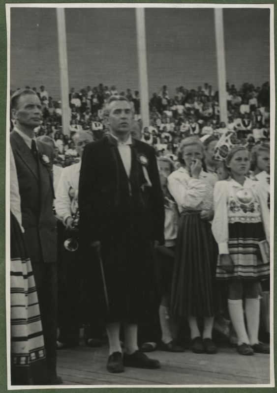 XII üldlaulupidu 28.-29. juunil 1947, Tallinnas.
12. üldlaulupidu Tallinna lauluväljakul. Vasakult teine koorijuht Gustav Ernesaks. Taustal Tallinna vanale laululavale koondunud üldlaulupeo esinejad. Paistab osa Tallinna vanast laululavast sammastega.