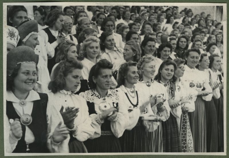 XII üldlaulupidu 28.-29. juunil 1947, Tallinnas.
Rahvariietes, sõlgedega ehitud naiskooride lauljad esinemas 12. üldlaulupeol Tallinna lauluväljakul. Taga paistab osa Tallinna vana laululava seinast.