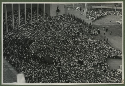 XII üldlaulupidu 28.-29. juunil 1947, Tallinnas.
12. üldlaulupidu Tallinna lauluväljakul. Tallinna vanale laululavale on koondunud esinejad, tagapool näha pealtvaatajaid.  duplicate photo