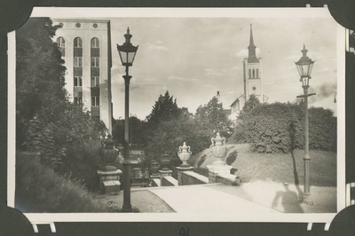 Vaade, Tallinn. Vaade Harjumäelt alla  Vabaduse väljakule viivale trepistikule. Vasakul paistab EEKS maja, paremal Jaani kirik.  duplicate photo