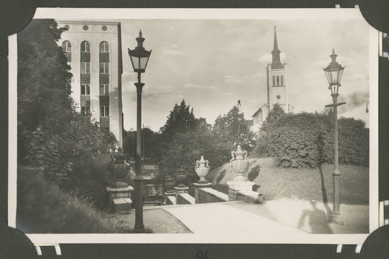 Vaade, Tallinn. Vaade Harjumäelt alla  Vabaduse väljakule viivale trepistikule. Vasakul paistab EEKS maja, paremal Jaani kirik.