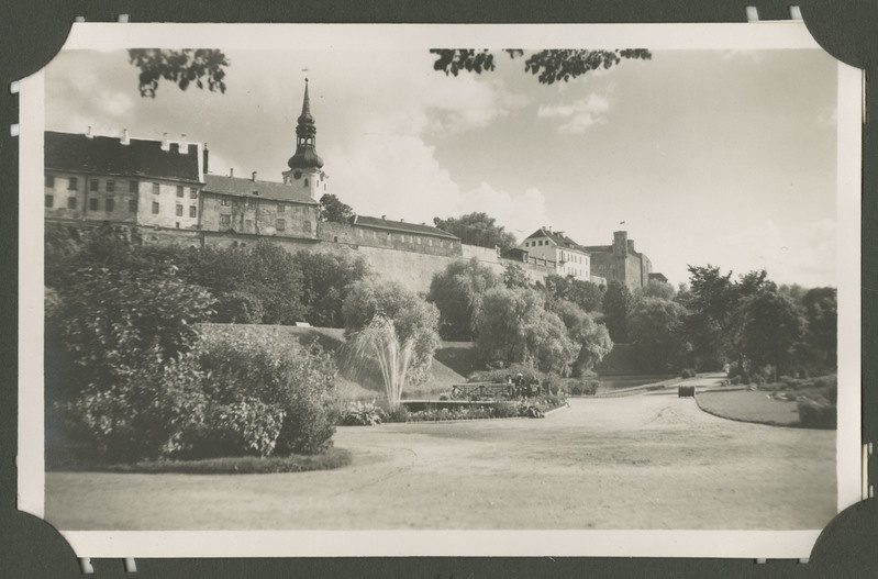 Vaade, Tallinn. Vaade Snelli pargile ja Snelli tiigi purskkaevule. Taustal Toompea nõlval paistab Tallinna toomkiriku torn ja Toompea loss Pilstickeri torniga.