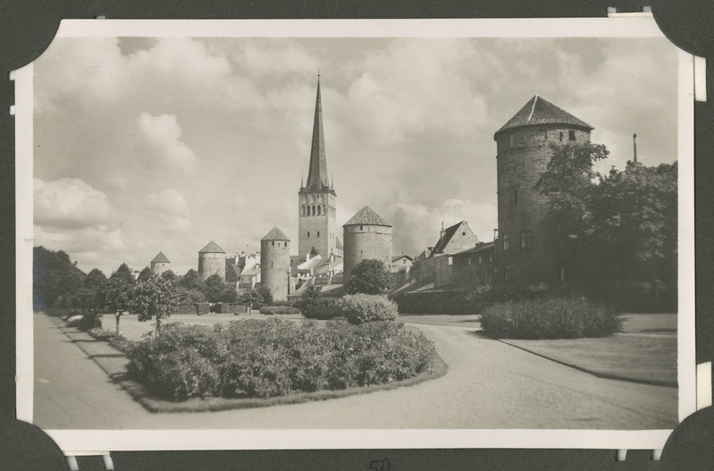 Vaade, Tallinn. Tallinna linnamüür ja kaitsetornid Tornide väljaku poolsest küljest. Tornid paremalt vasakule: Loewenschede torn, Köismäe torn, Plate torn, Eppingi torn ja Grusbeke-tagune torn. Keskel taga paistab Oleviste kirik torniga. Esiplaanil Tornide väljaku park.