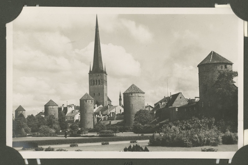 Vaade, Tallinn. Tallinna linnamüür ja kaitsetornid Tornide väljaku poolsest küljest. Tornid paremalt vasakule: Loewenschede torn, Köismäe torn, Plate torn, Eppingi torn ja Grusbeke-tagune torn. Keskel taga paistab Oleviste kirik torniga, mille taga paistab Tallinna raekoja torn. Esiplaanil Tornide väljaku park.