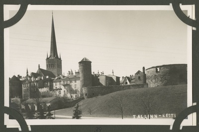 Vaade, Tallinn. Paremal Paks Margareeta, keskel Stoltingi torn ja vasakul ääres paistab Hattorpe-tagune torn. Tagant paistab Oleviste kirik torniga.  duplicate photo