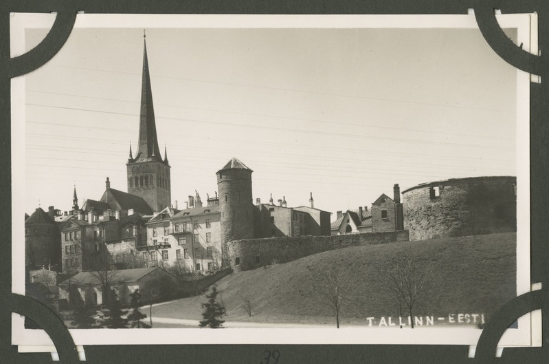 Vaade, Tallinn. Paremal Paks Margareeta, keskel Stoltingi torn ja vasakul ääres paistab Hattorpe-tagune torn. Tagant paistab Oleviste kirik torniga.