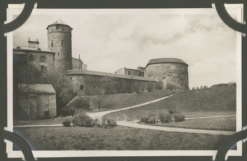 Vaade, Tallinn. Foto tehtud Margareeta aiast (Suure Rannavärava bastionil). Vasakul Stoltingi torn, paremal Paks Margareeta.