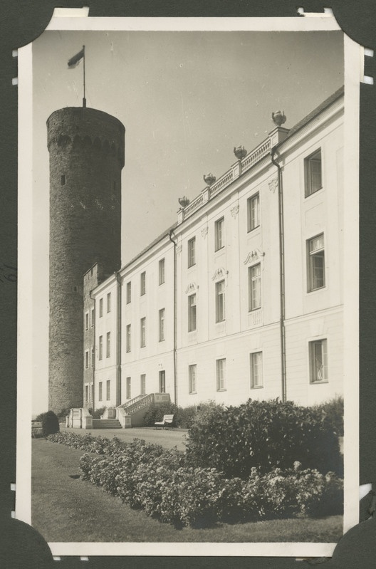 Tallinn, vaade Toompeale. Kuberneri aias tehtud Foto Toompeale lossist ja Pikast Hermannist. Paistab osa Toompea lossi küljest ja Pikk Hermann, mille tornis lehvib lipp.