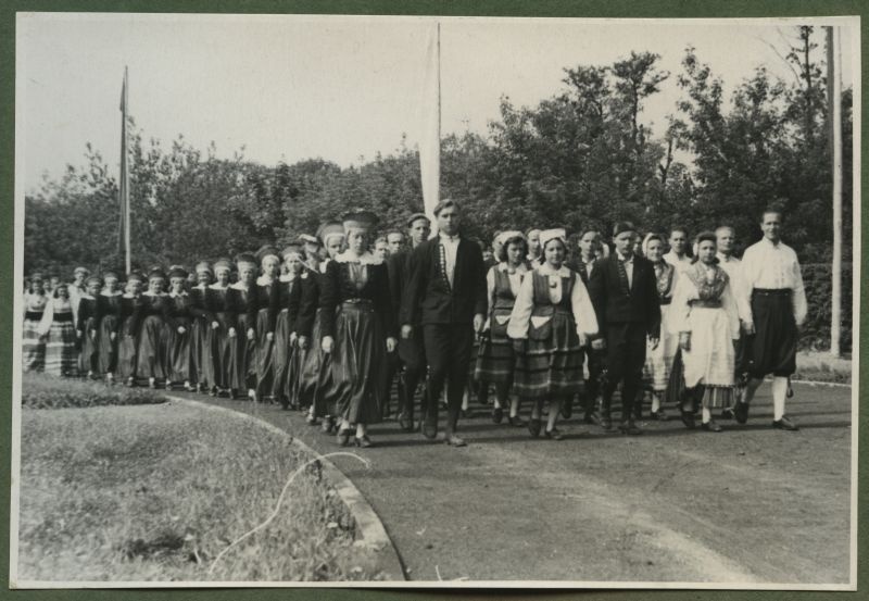 XII üldlaulupidu 28.-29. juunil 1947, Tallinnas.
12. üldlaulupeo osalejad rongkäigul. Rahvariietes rongkäigulised liikumas rivides.