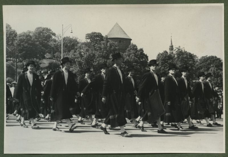 XII üldlaulupidu 28.-29. juunil 1947, Tallinnas.
12. üldlaulupeo osalejad rongkäigul Vabaduse väljakul. Rahvariietes meeskoori lauljad rongkäigu rivis. Tagaplaanil paistab Harjumägi, Kiek in de Köki torn ja Niguliste kiriku torn.